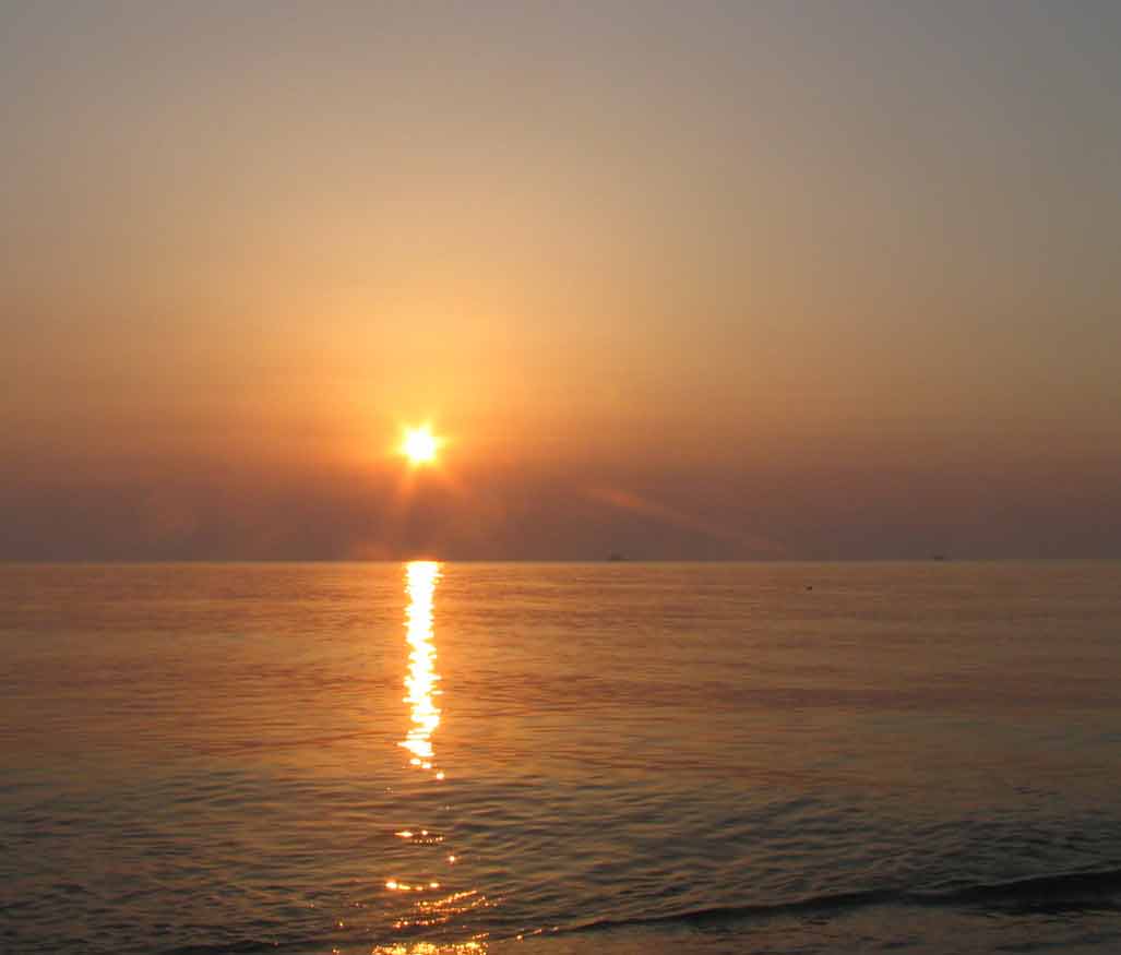 Закат солнца в море