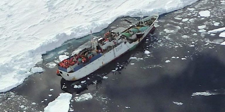 Рыболовное судно Спарта во льдах