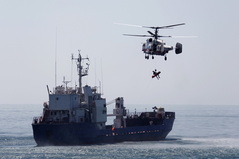 Вертолет спасает людей с судна