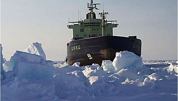 Погрузка судна среди дрейфующего льда