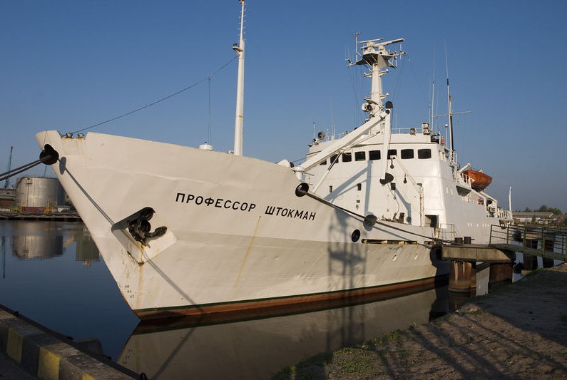 Научное судно Профессор Штокман в порту Калининграда