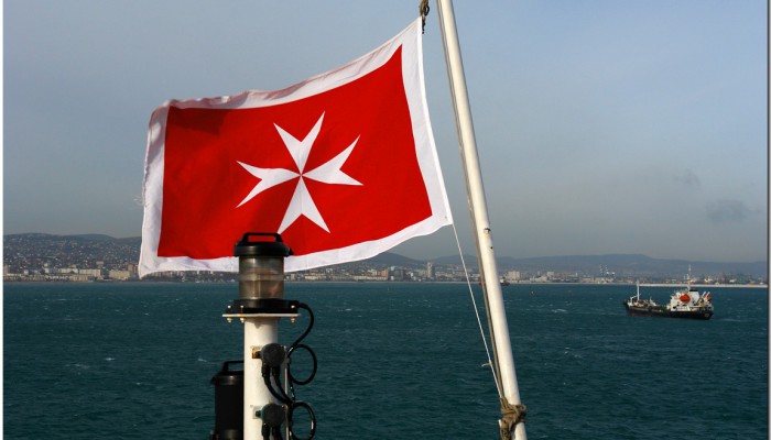 Флаг Мальты на корме судна