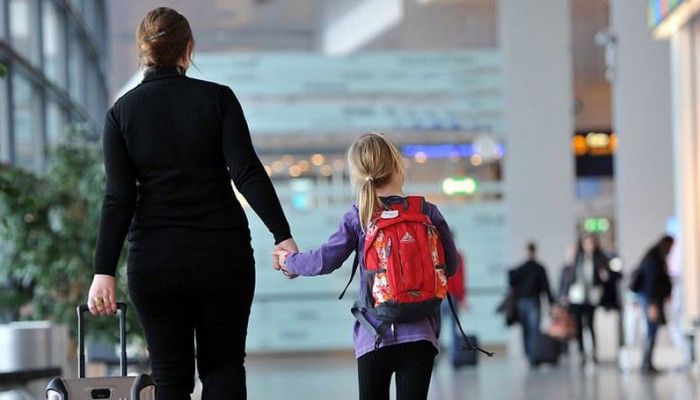 Рада разрешила вывозить ребенка за границу без согласия одного из родителей