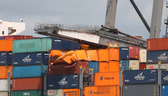 Рухнувший кран на контейнеровоз в порту