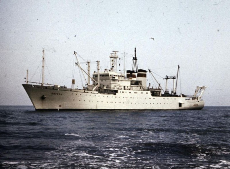 Научно-исследовательское судно Витязь в море