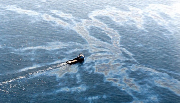 Разлив нефтепродуктов в море