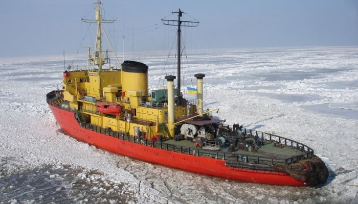 Ледокол Капитан Белоусов во льдах