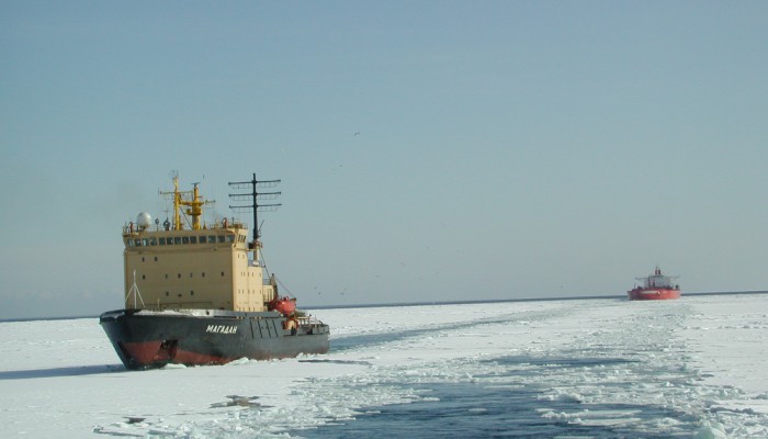 Ледокол Магадан проводит суда во льдах
