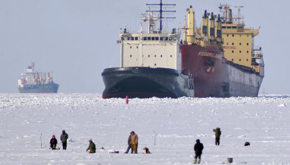 Проводка ледоколом каравана судов в ледовых условиях