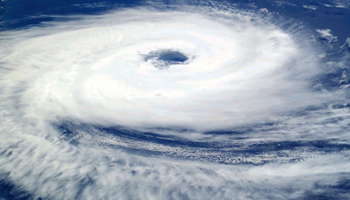 Вид из космоса на циклон