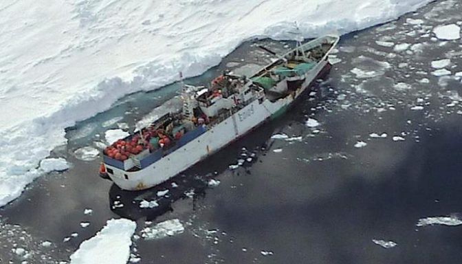 Рыболовное судно Спарта во льдах