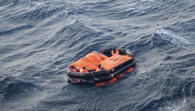 Спасение экипажа на спасательном плоте