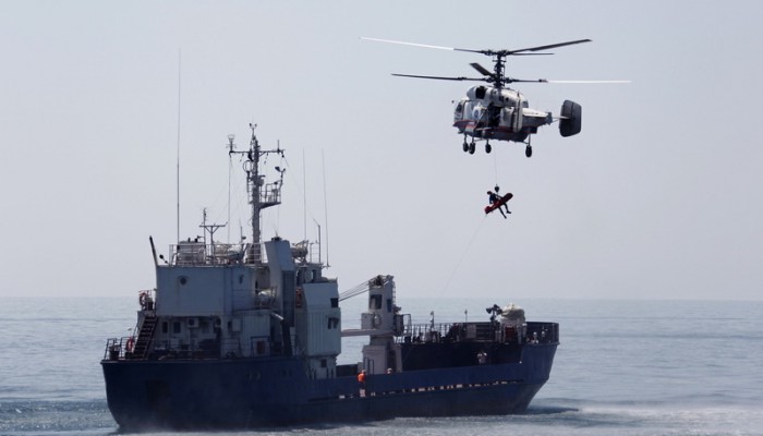 Вертолет спасает людей с судна
