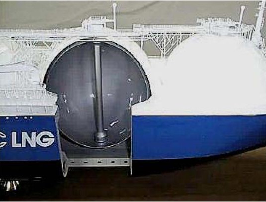 Грузовое помещение танкера-газовоза в виде цистерны 