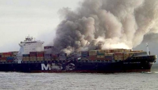 Пожар на контейнеровозе