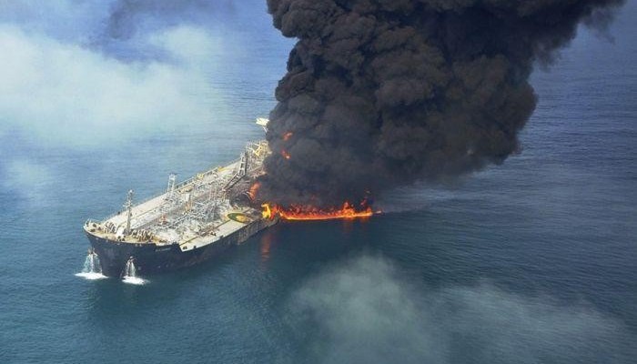 Пожар на танкере в открытом море